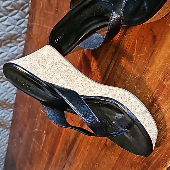 STUNNING UGGS NATASSIA PATENT CORK WEDGE THONG SANDALS - Picture 1 of 9